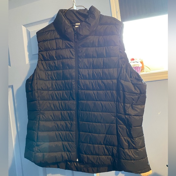 ❌SOLD❌Old navy puffer vest - Picture 2 of 5